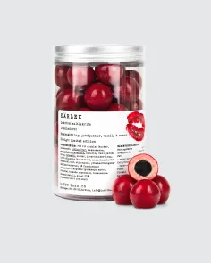 Långkokt saltlakrits möter vit choklad, jordgubbar, vanilj och rosor. En flirt som fastnar.