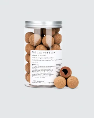 Zoom bild av Lakrits med mjuk mjölkchoklad och chilipeppar Gorria från Baskien – även känd som Piment d’Espelette.