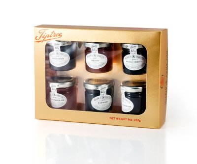 Zoom bild av Sex marmelader (42 g) från Tiptree i en snygg guldfärgad kartongförpackning.