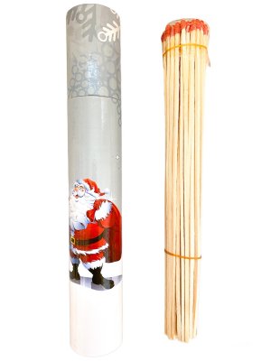 Zoom bild av XXL Tändstickor med fina snö och en tomte.